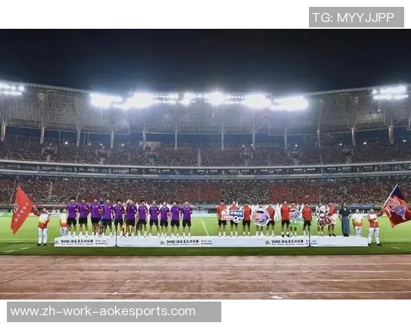 足球爆扣瞬间回顾激情四溢的比赛场面与球员的精彩表现